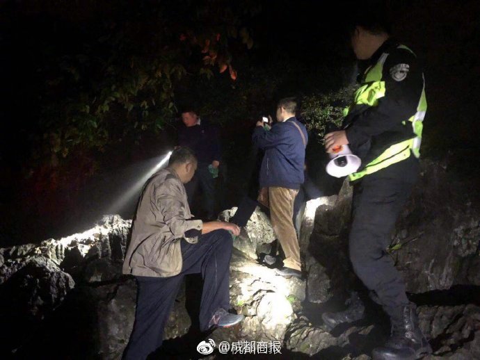 王俊凱在中餐廳里模仿黃曉明說話，模仿到精髓了