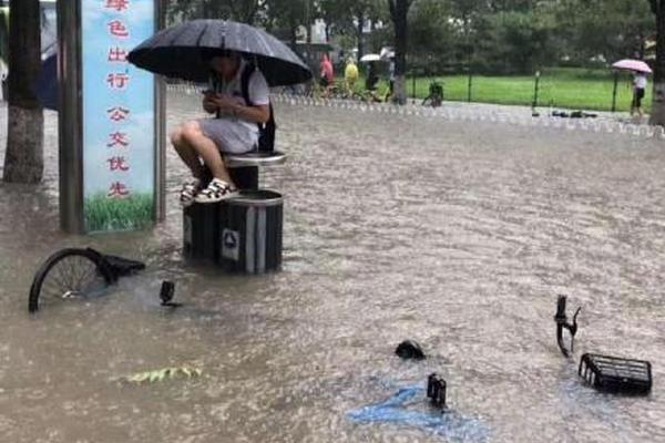 成年人的面子不值錢，因為知道生活艱辛面子沒用，而未成年人并不知道